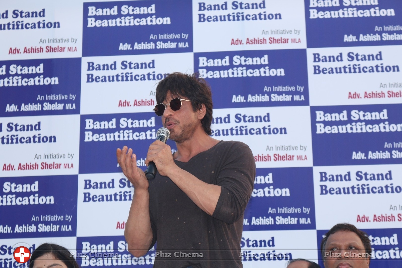 Shahrukh Khan - Mark The Beautification Of Band Stand Bandra By Shah Rukh Khan Photos | Picture 1433386