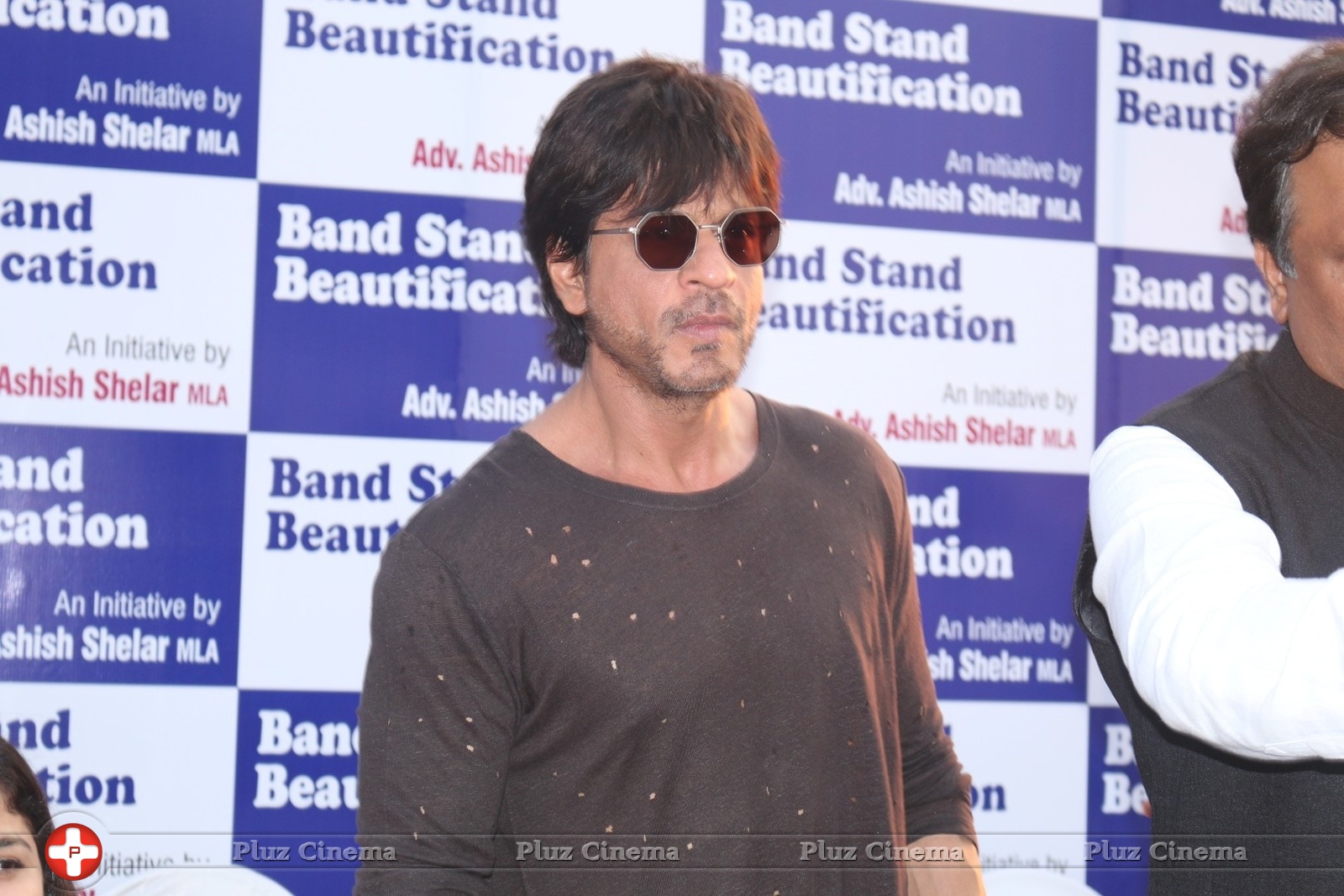 Shahrukh Khan - Mark The Beautification Of Band Stand Bandra By Shah Rukh Khan Photos | Picture 1433365