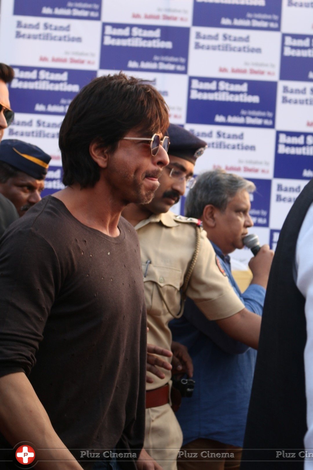 Shahrukh Khan - Mark The Beautification Of Band Stand Bandra By Shah Rukh Khan Photos | Picture 1433342