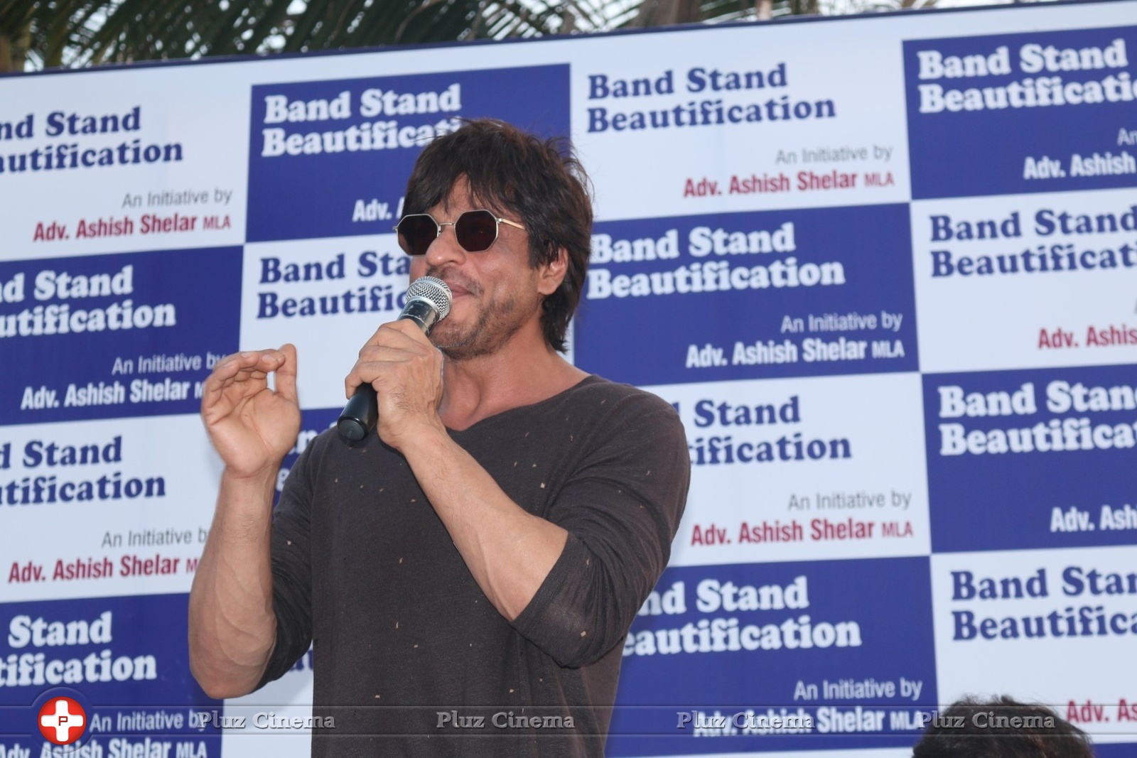 Shahrukh Khan - Mark The Beautification Of Band Stand Bandra By Shah Rukh Khan Photos | Picture 1433389