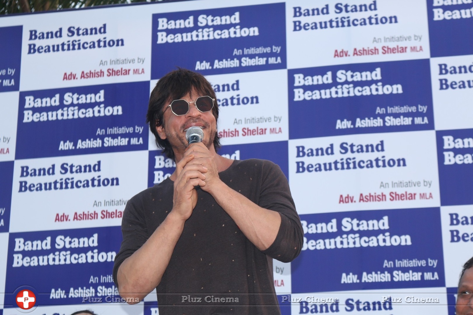 Shahrukh Khan - Mark The Beautification Of Band Stand Bandra By Shah Rukh Khan Photos | Picture 1433387