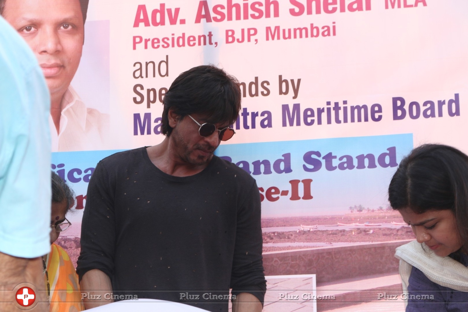 Shahrukh Khan - Mark The Beautification Of Band Stand Bandra By Shah Rukh Khan Photos | Picture 1433351