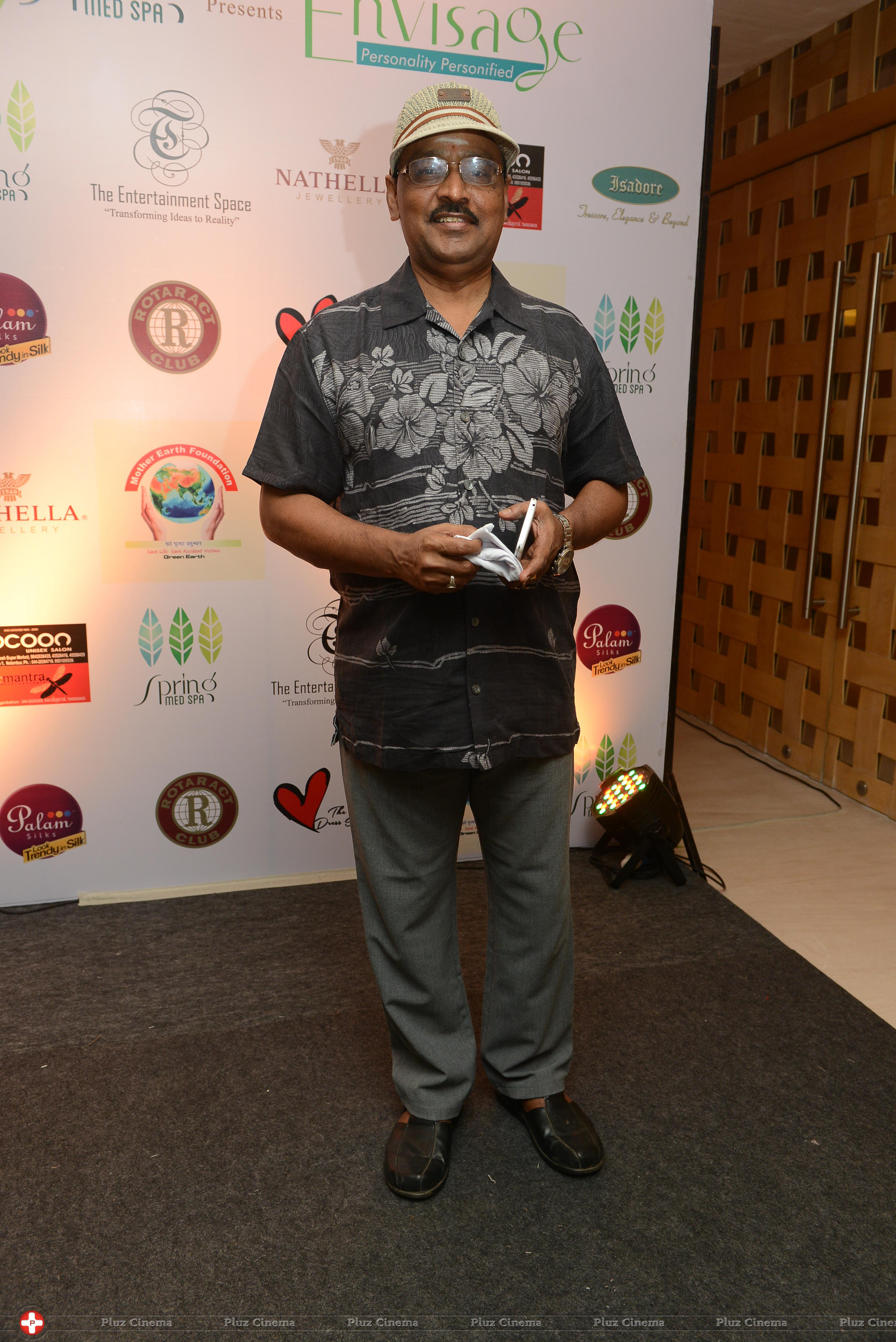 Parthiban and Bhagyaraj awarded by Spring Med Spa at ENVISAGE 2014 Photos | Picture 865810
