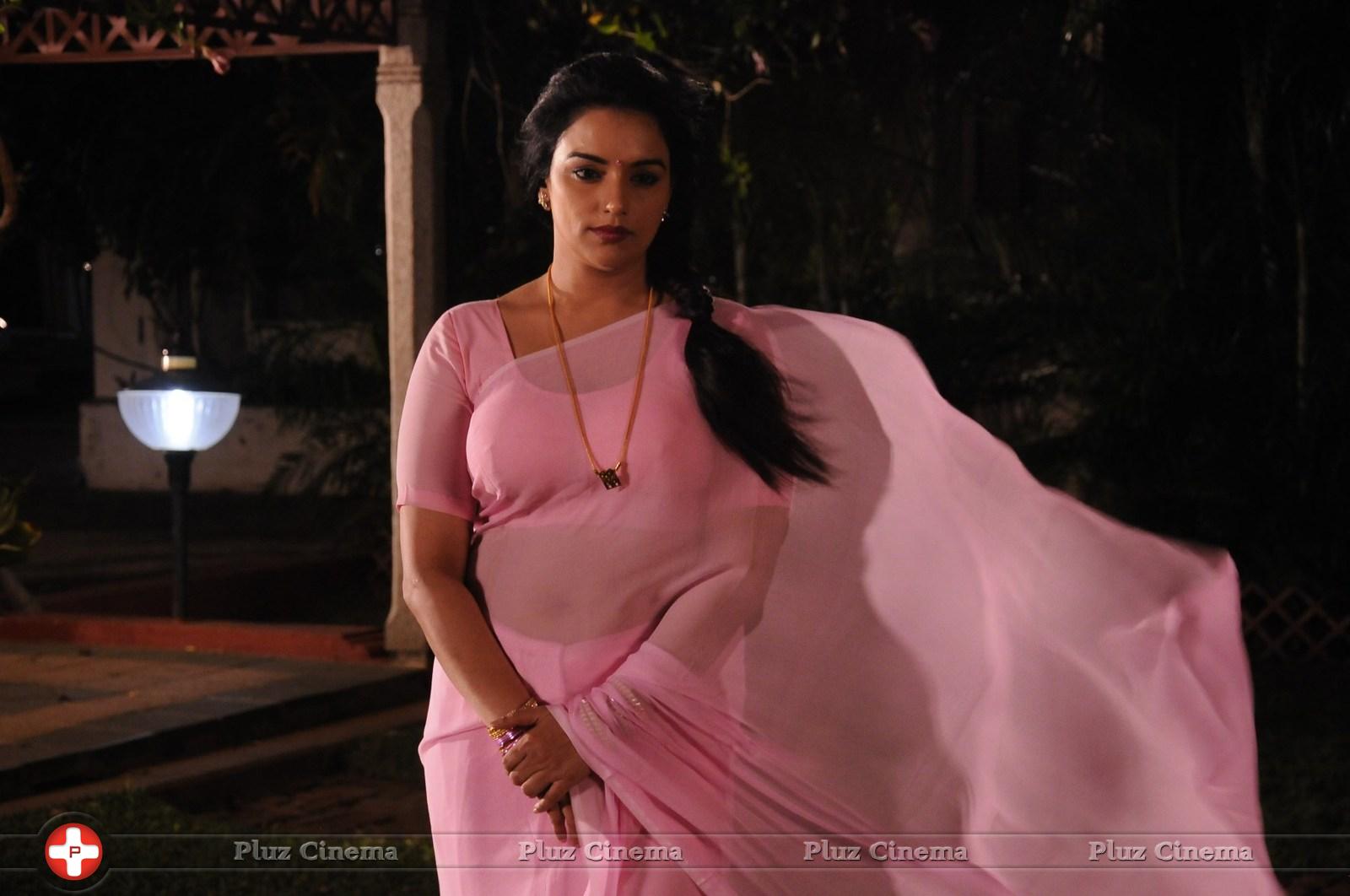Shweta Menon - Thunai Mudhalvar Movie Hot Stills | Picture 855647