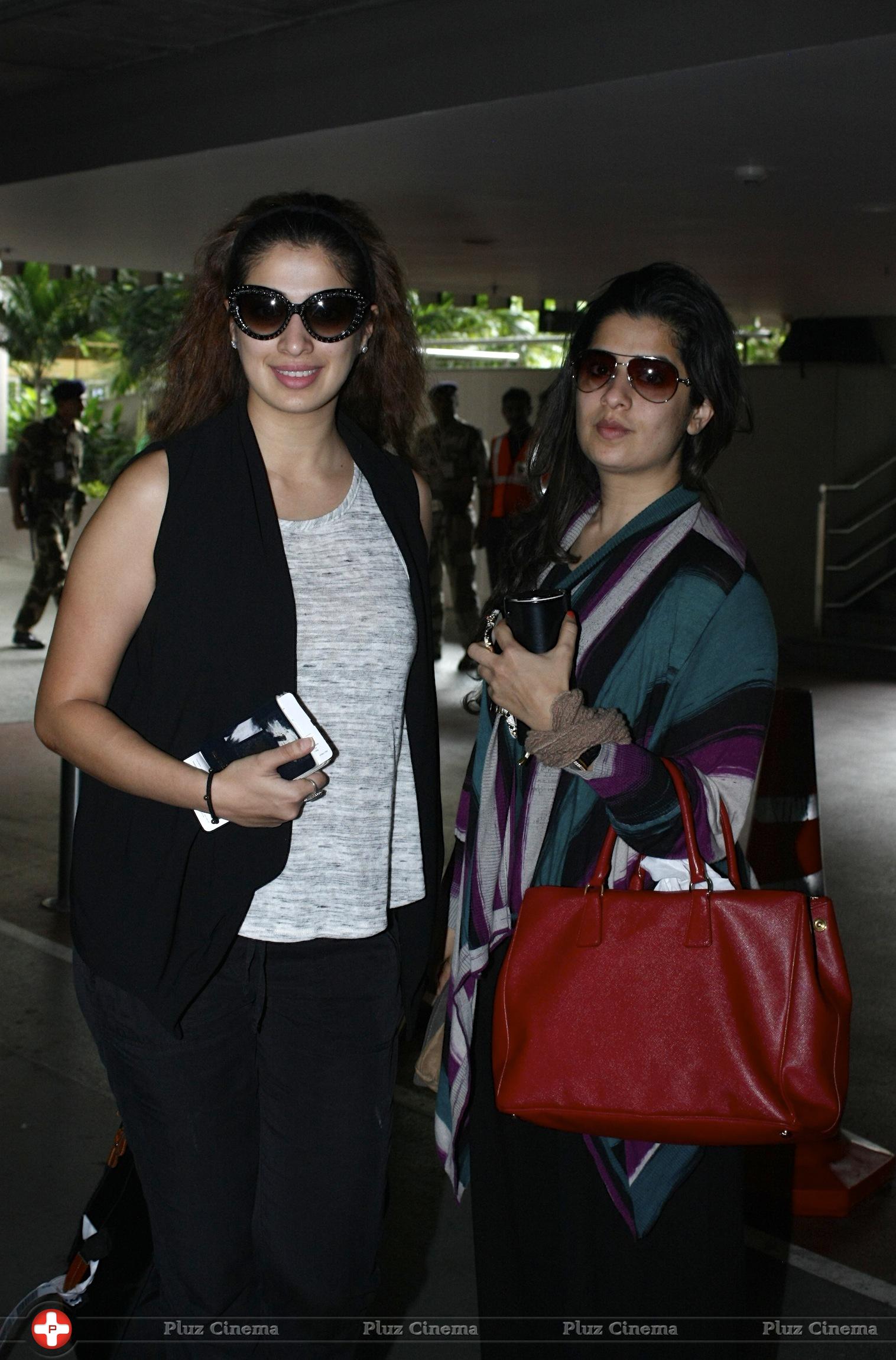 Actress Raai Laxmi spotted at International airport photos | Picture 1078454