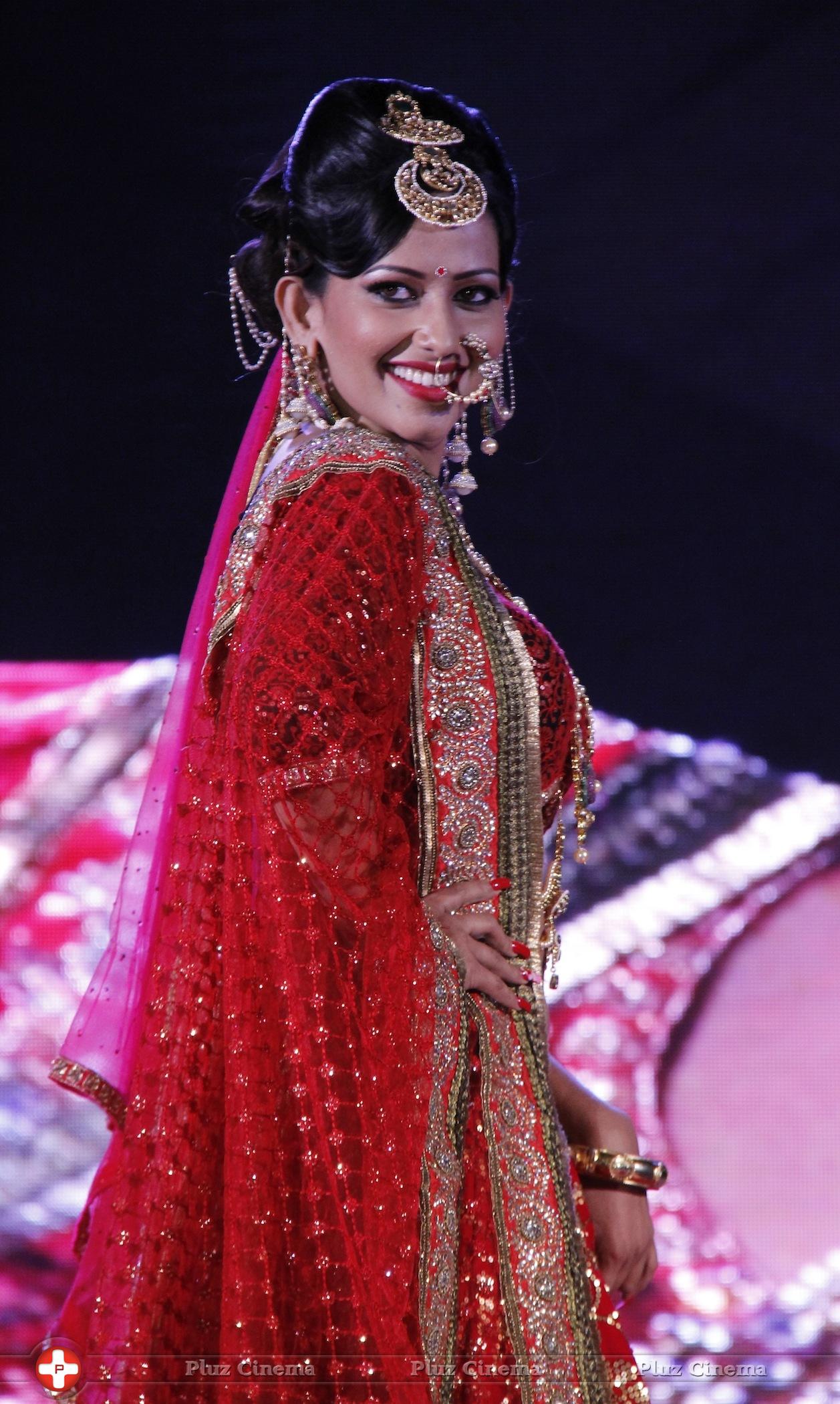 Sanjana Singh walks for Makeup Mantra fashion show photos | Picture 1007435