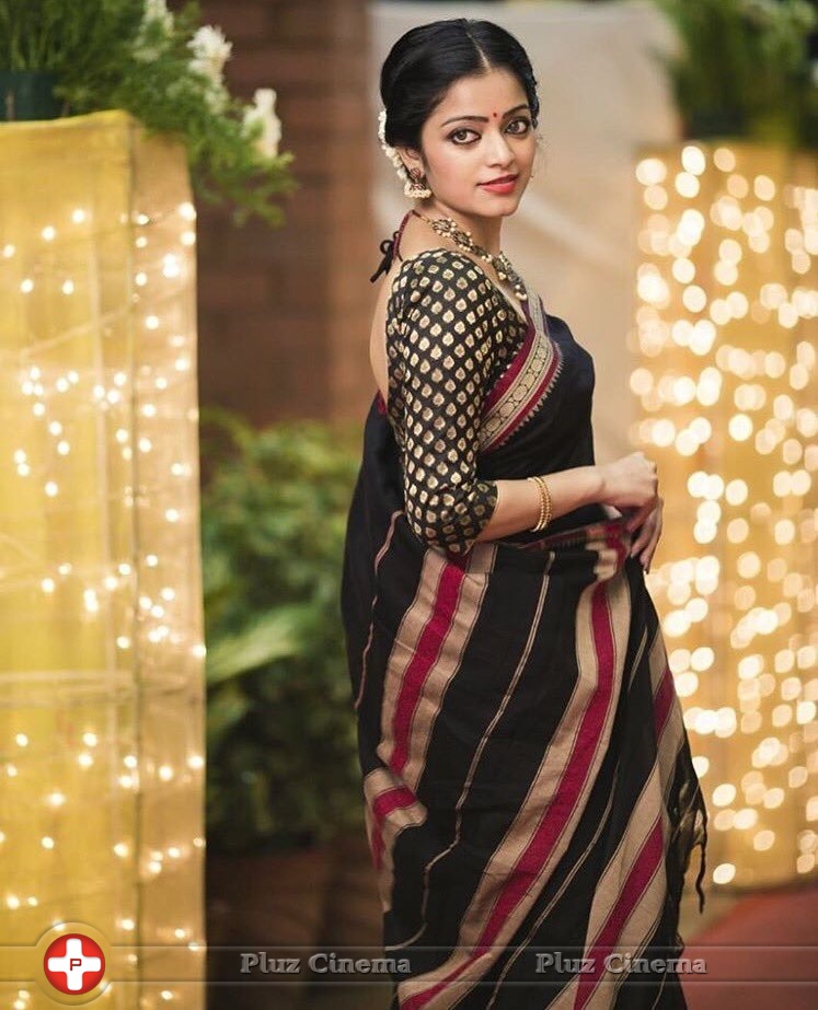 Janani Iyer Gorgeous In Saree Photos | Picture 1433602