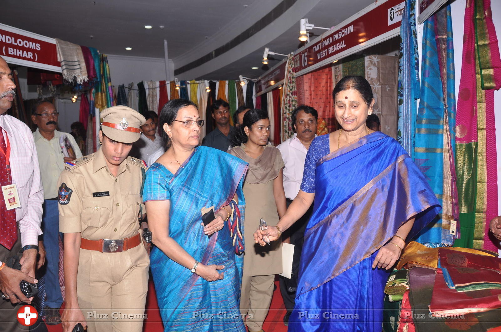 Governor wife Vimala Narasimhan launches silk mark expo photos | Picture 590305