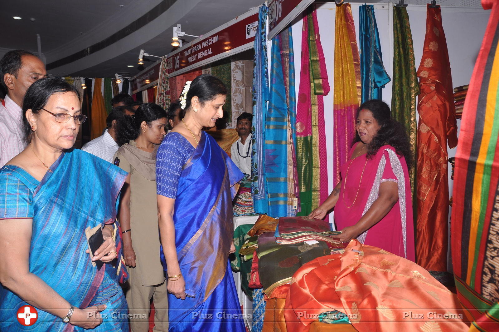 Governor wife Vimala Narasimhan launches silk mark expo photos | Picture 590307