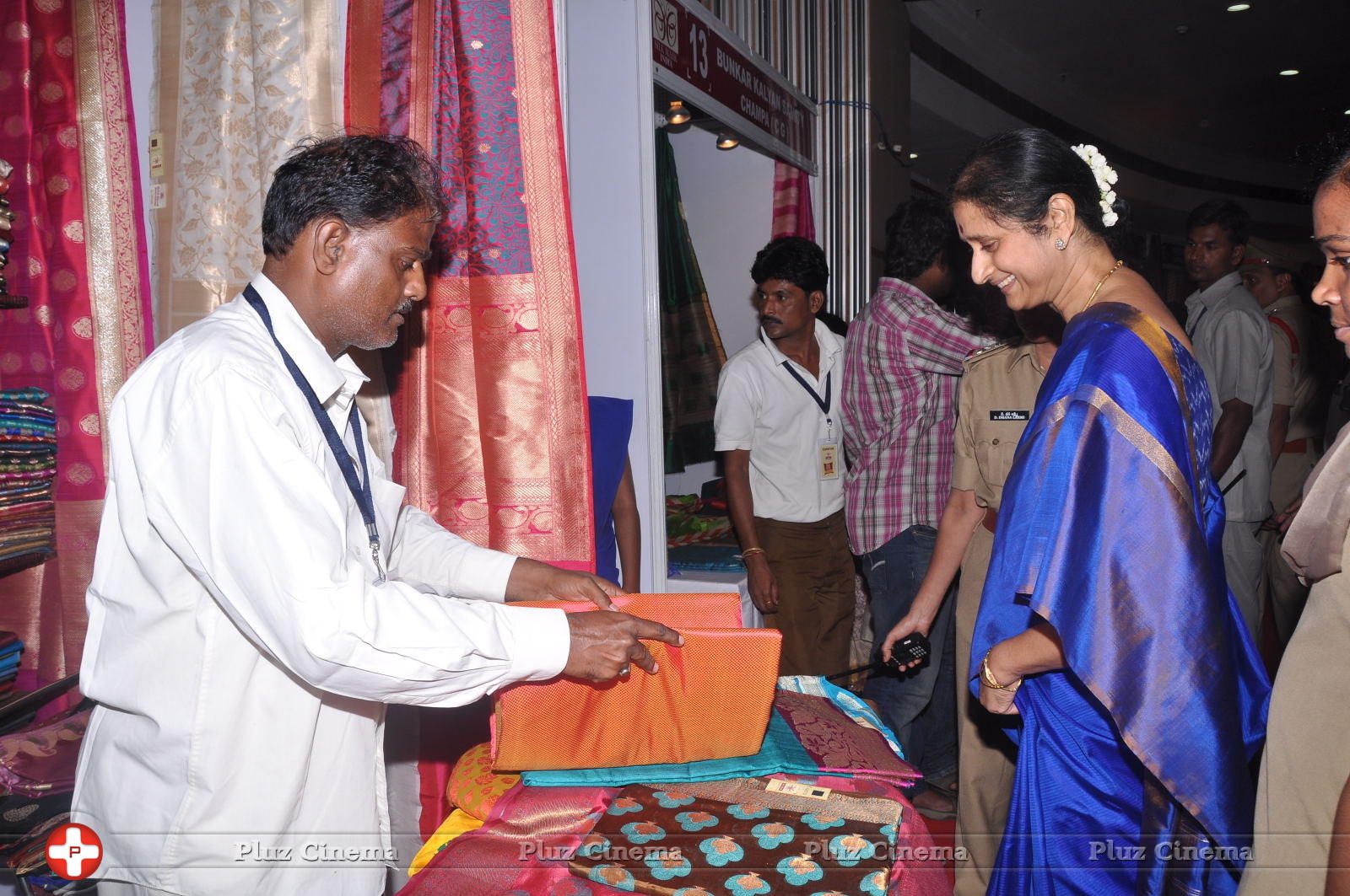 Governor wife Vimala Narasimhan launches silk mark expo photos | Picture 590321