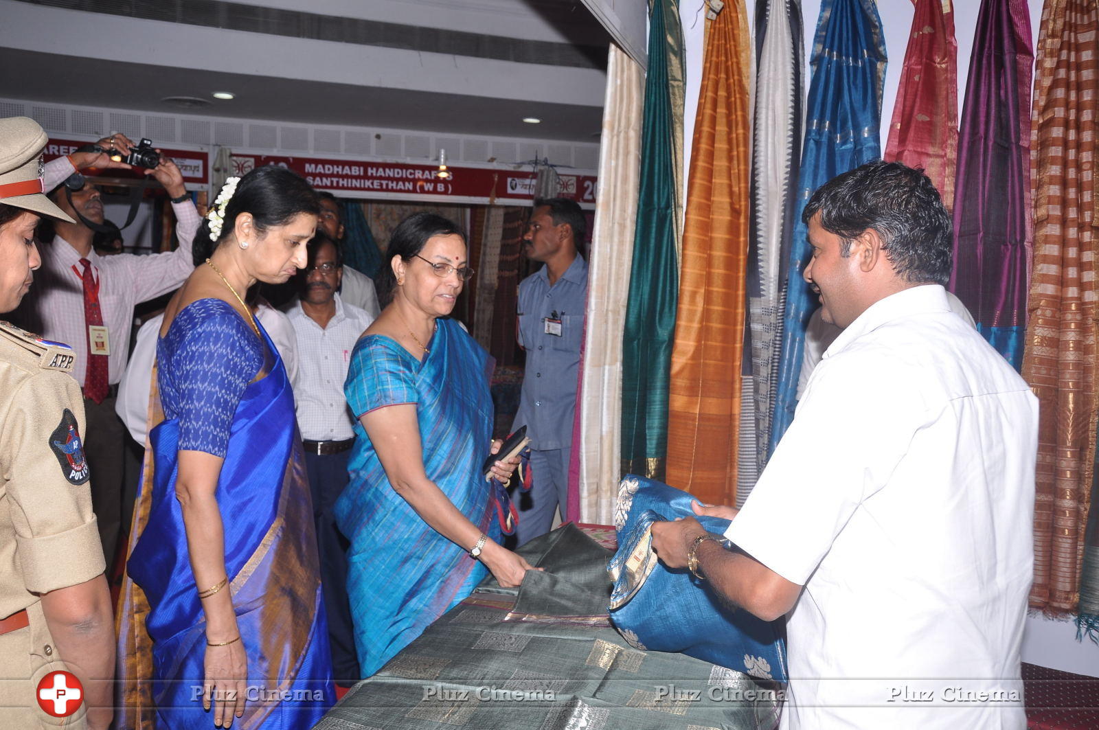 Governor wife Vimala Narasimhan launches silk mark expo photos | Picture 590346