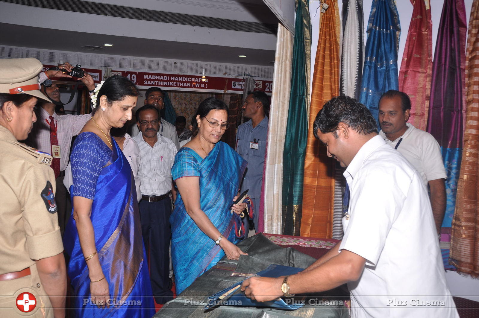 Governor wife Vimala Narasimhan launches silk mark expo photos | Picture 590347
