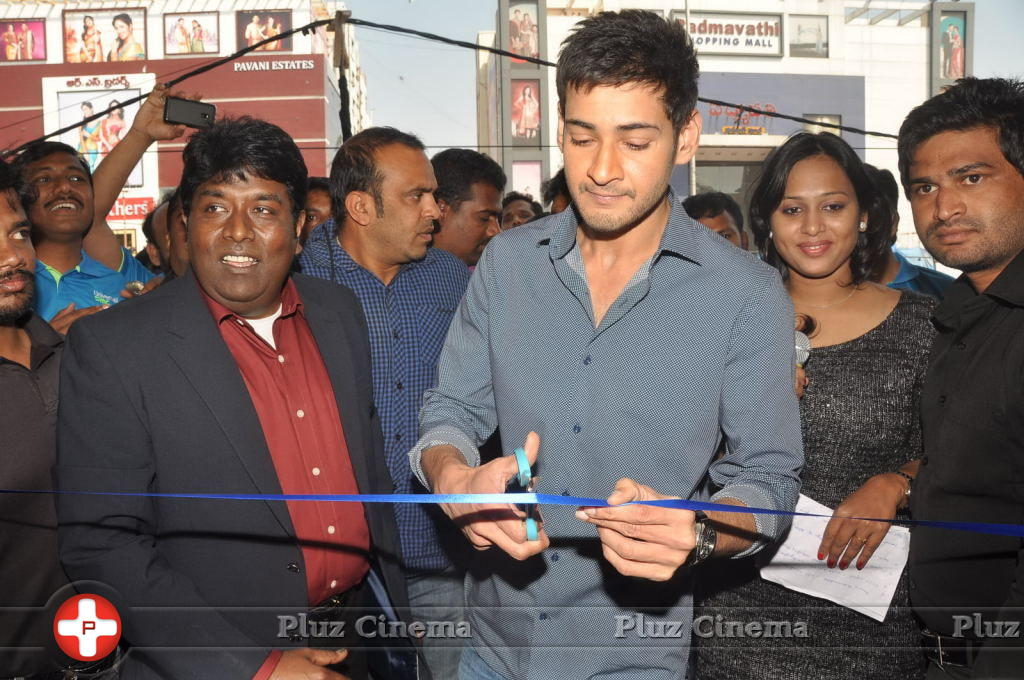 Mahesh Babu Launches Univercell Sync Mobile Store Photos | Picture 696524