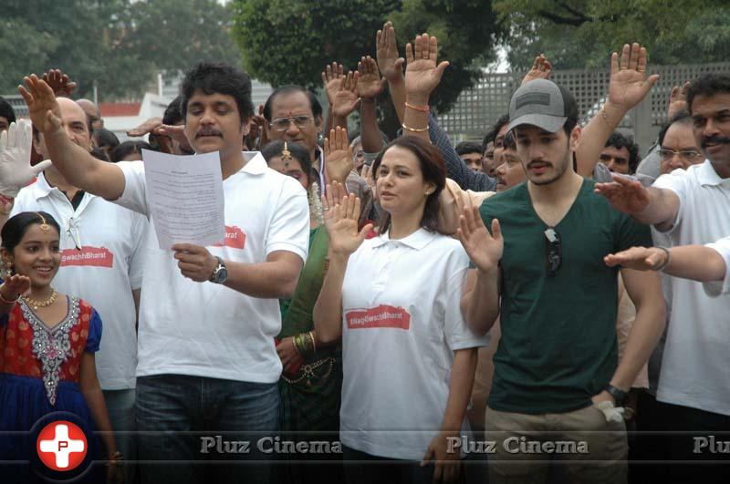 Nagarjuna Family Joins Swachh Bharat Photos | Picture 852372