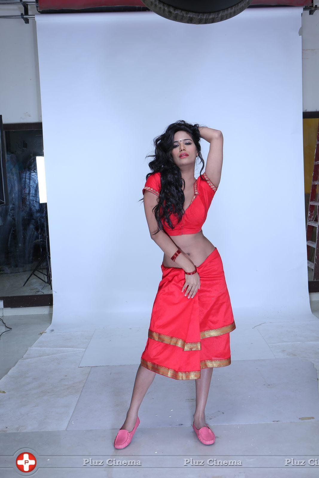 Poonam Pandey Hot in Malini and Co Press Meet Photos | Picture 1061002
