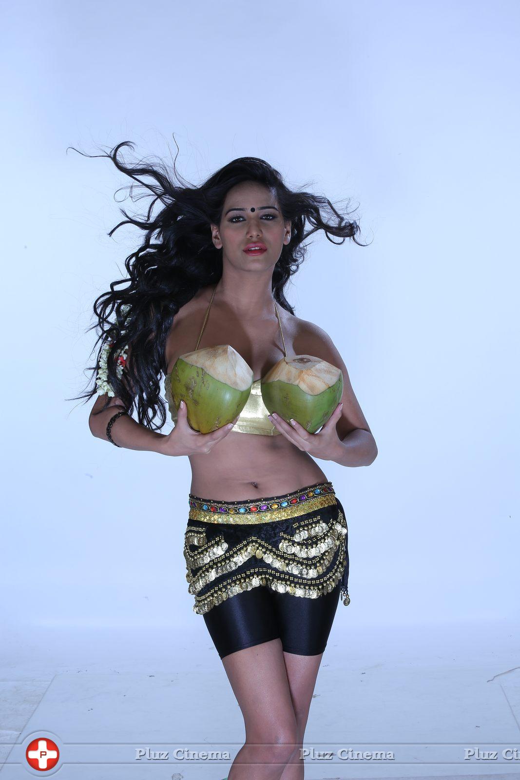 Poonam Pandey Hot in Malini and Co Press Meet Photos | Picture 1061004