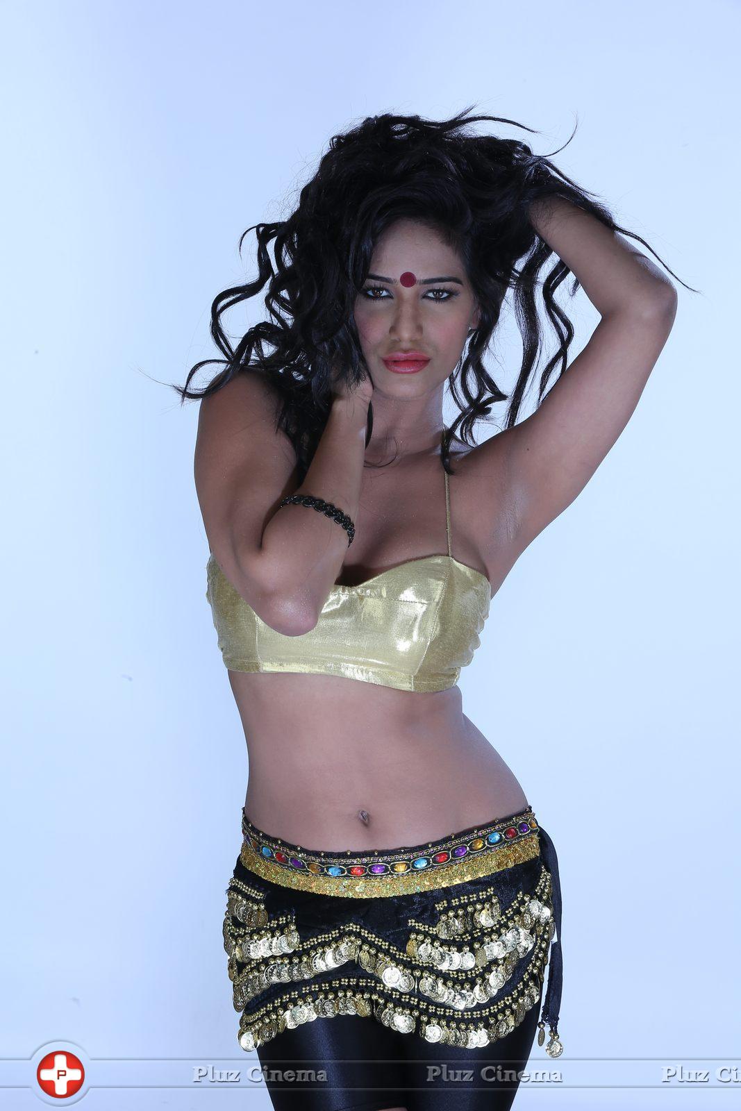 Poonam Pandey Hot in Malini and Co Press Meet Photos | Picture 1061040