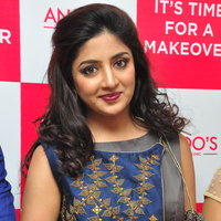 Poonam Kaur - Actress Poonam Kaur Launches Anoos Franchise Salon and Clinic at Vanasthalipuram Photos | Picture 1432344