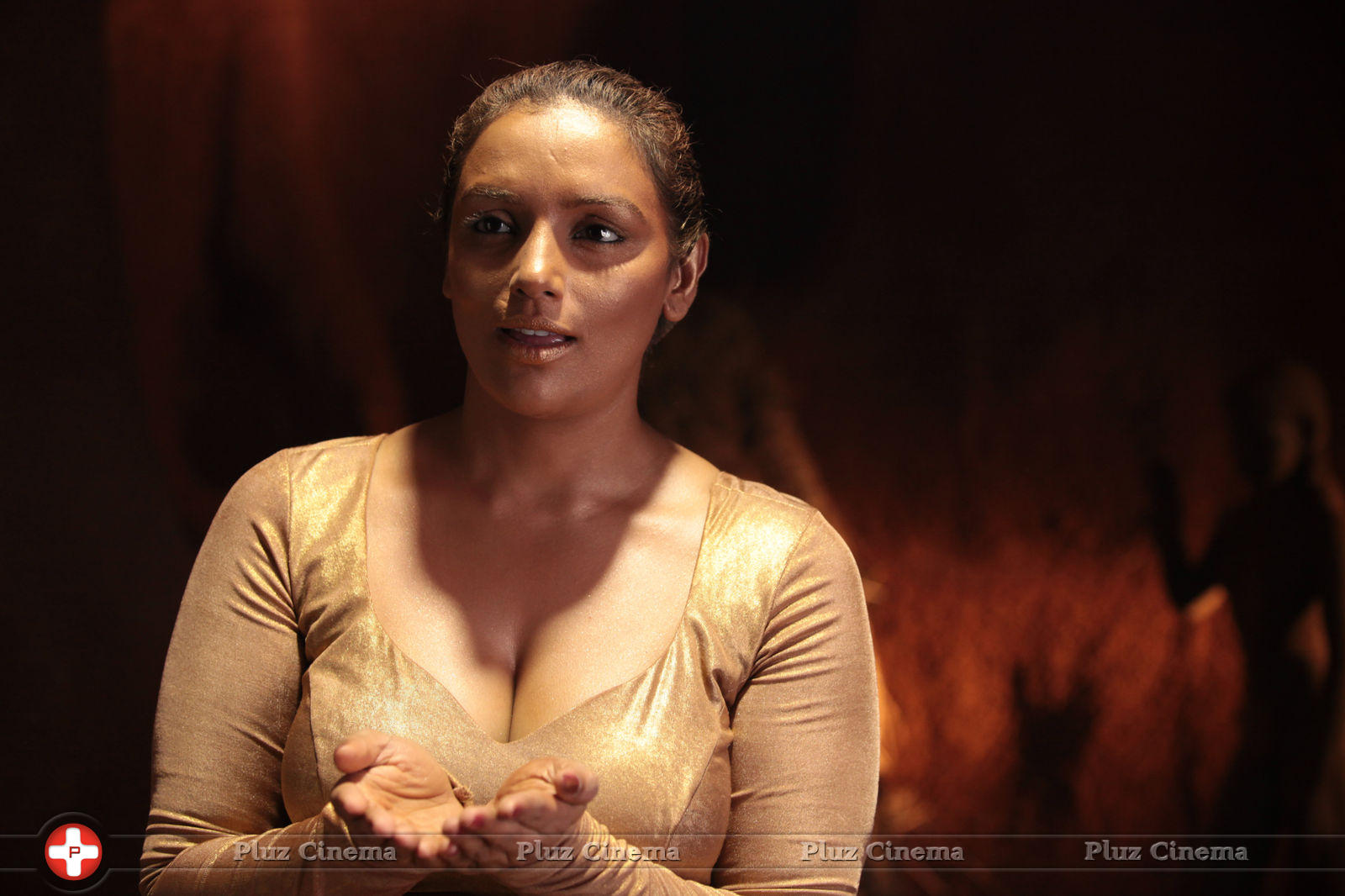Swetha Menon Hot Photos in Malleteega Movie | Picture 663090
