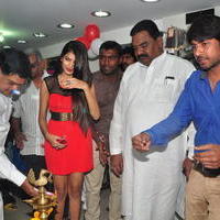 Isha Agarwal Launches Moches 5 foot Fashion Store Pictures