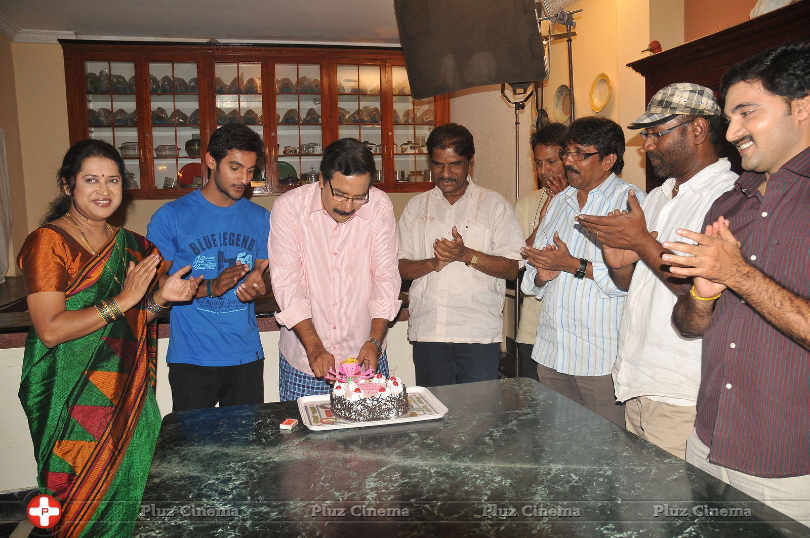 Kasi Viswanath celebrates birthday at Pyar mein Padipoya Movie shooting Stills | Picture 653416