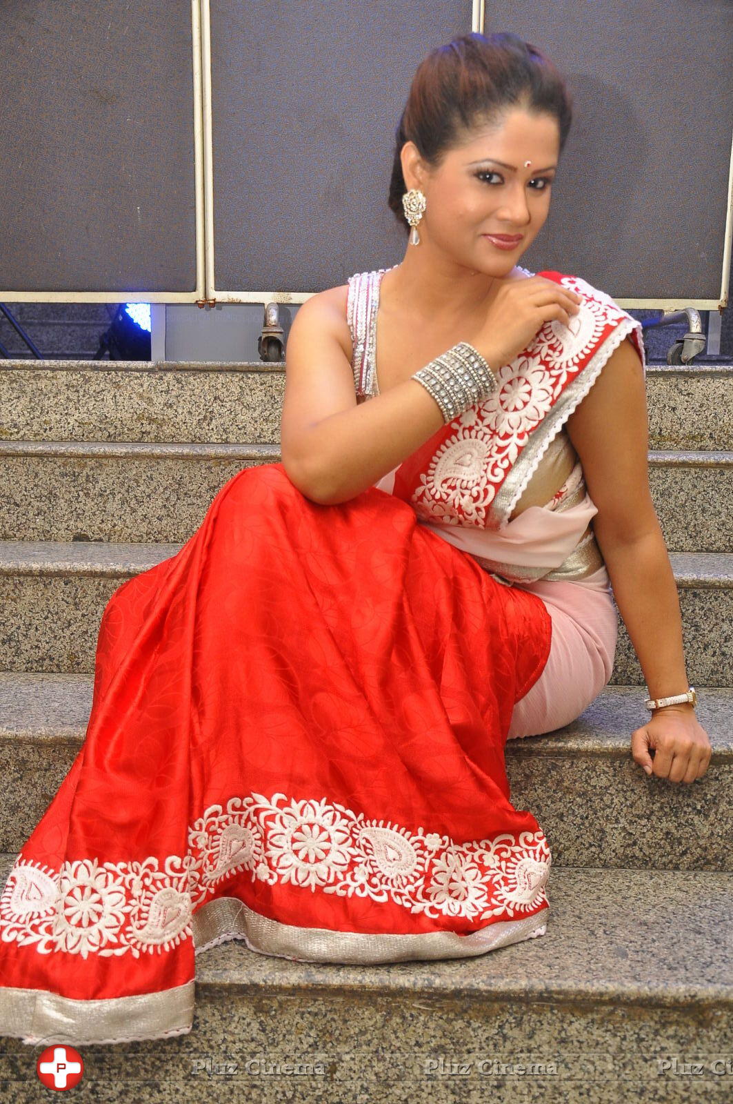 Silpa Chakravarthy Hot Saree Images at Palnadu Audio Release | Picture 610578
