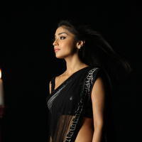 Shriya saran Hot Black Saree Images | Picture 616644