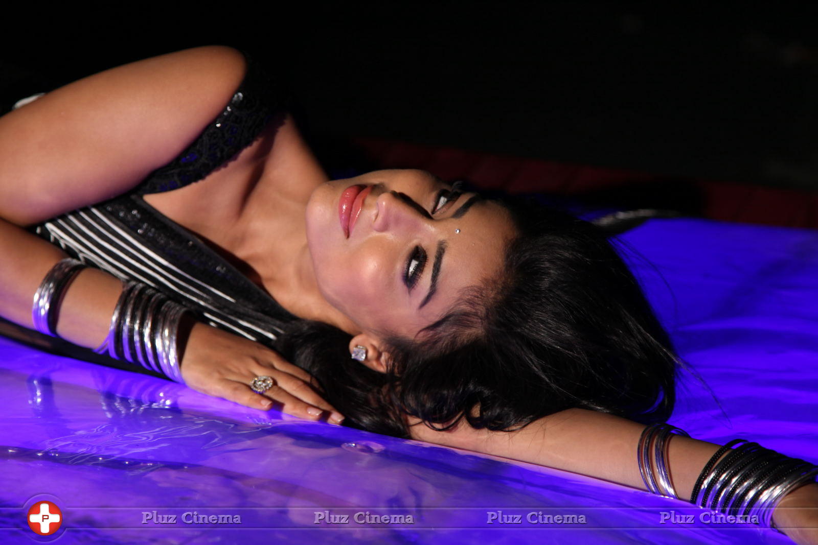Shriya saran Hot Black Saree Images | Picture 616745