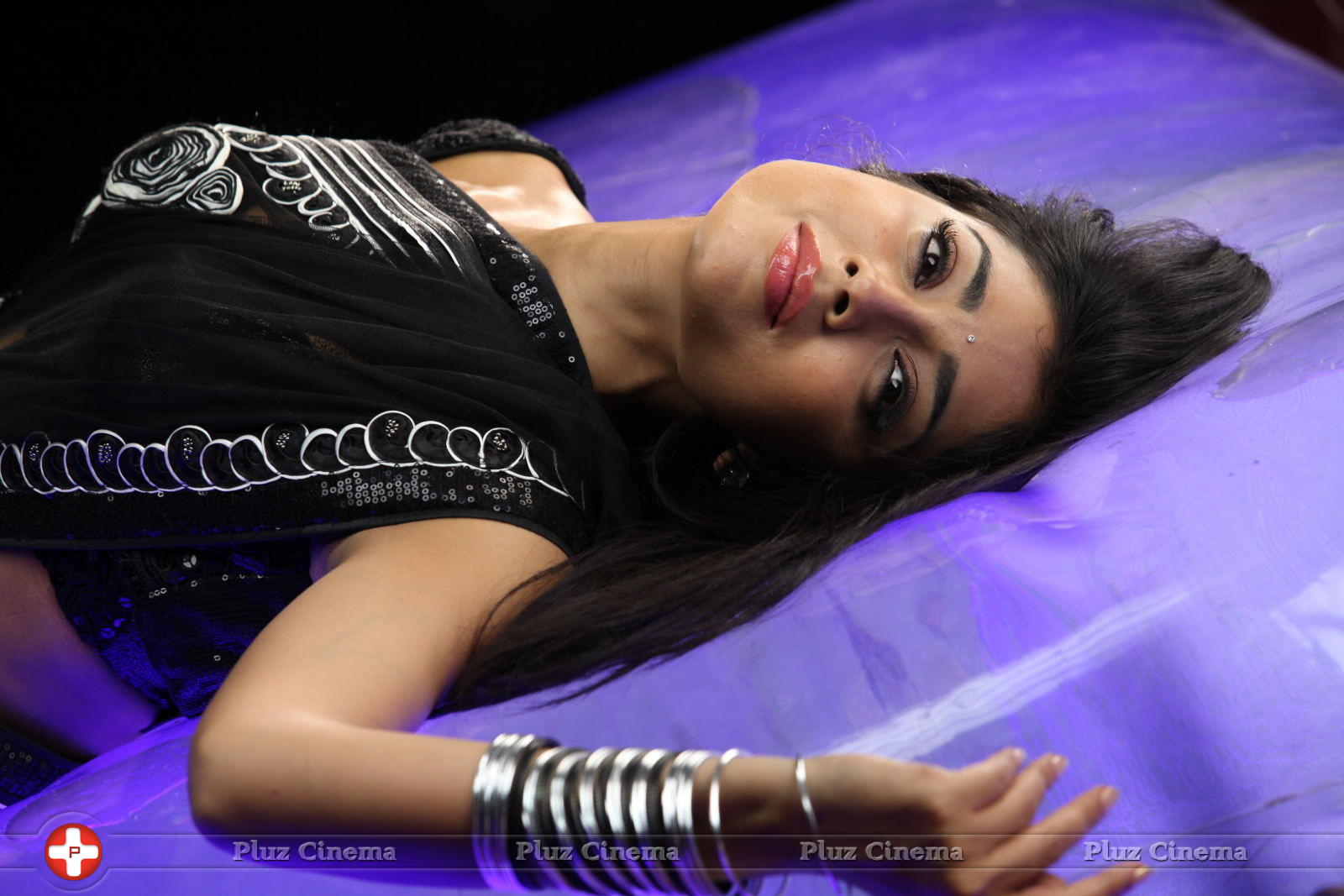 Shriya saran Hot Black Saree Images | Picture 616773