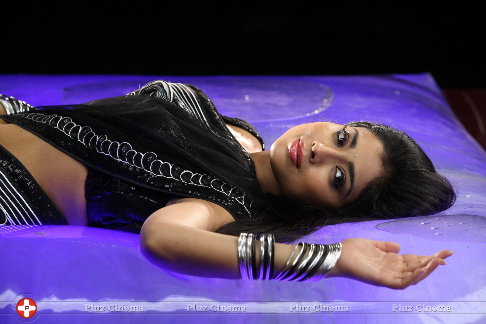 Shriya saran Hot Black Saree Images | Picture 616780