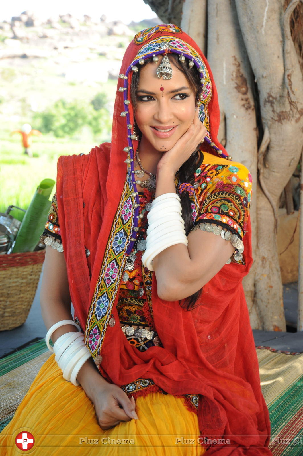 Lakshmi Manchu - Doosukeltha Movie Shooting Spot Stills | Picture 585203