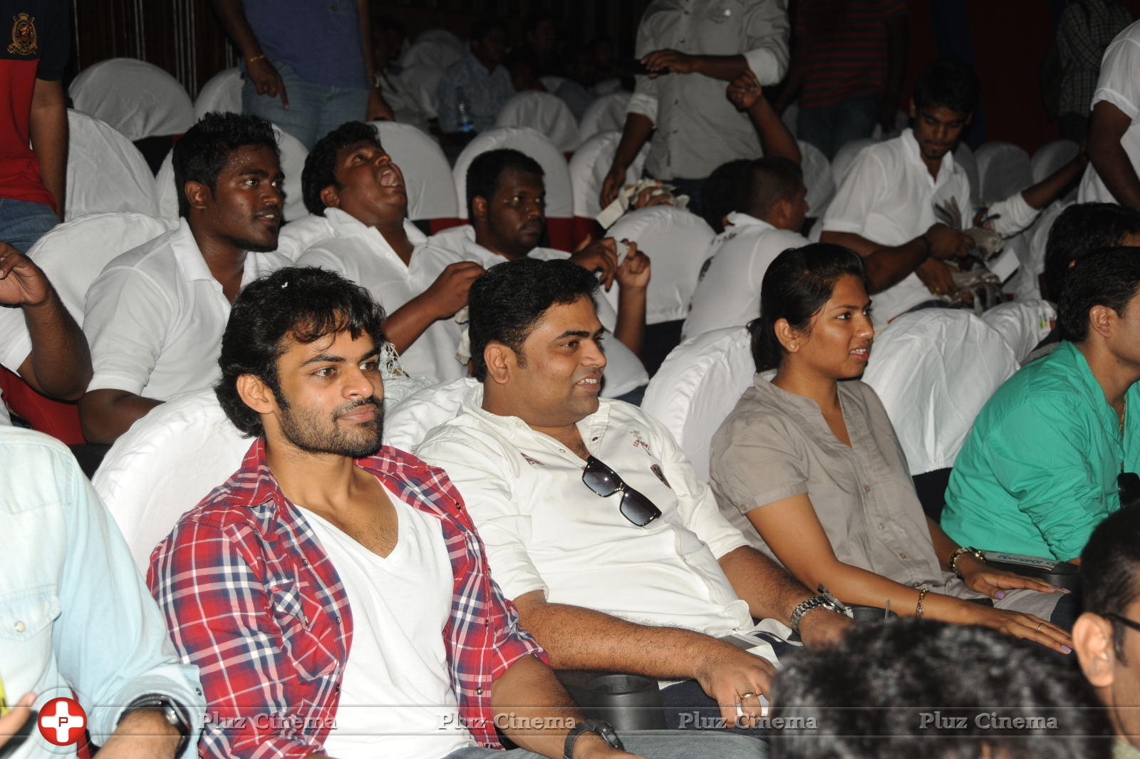 Attarintiki Daredi Fans Hungama At Sreeramulu Theatre Photos | Picture 586406
