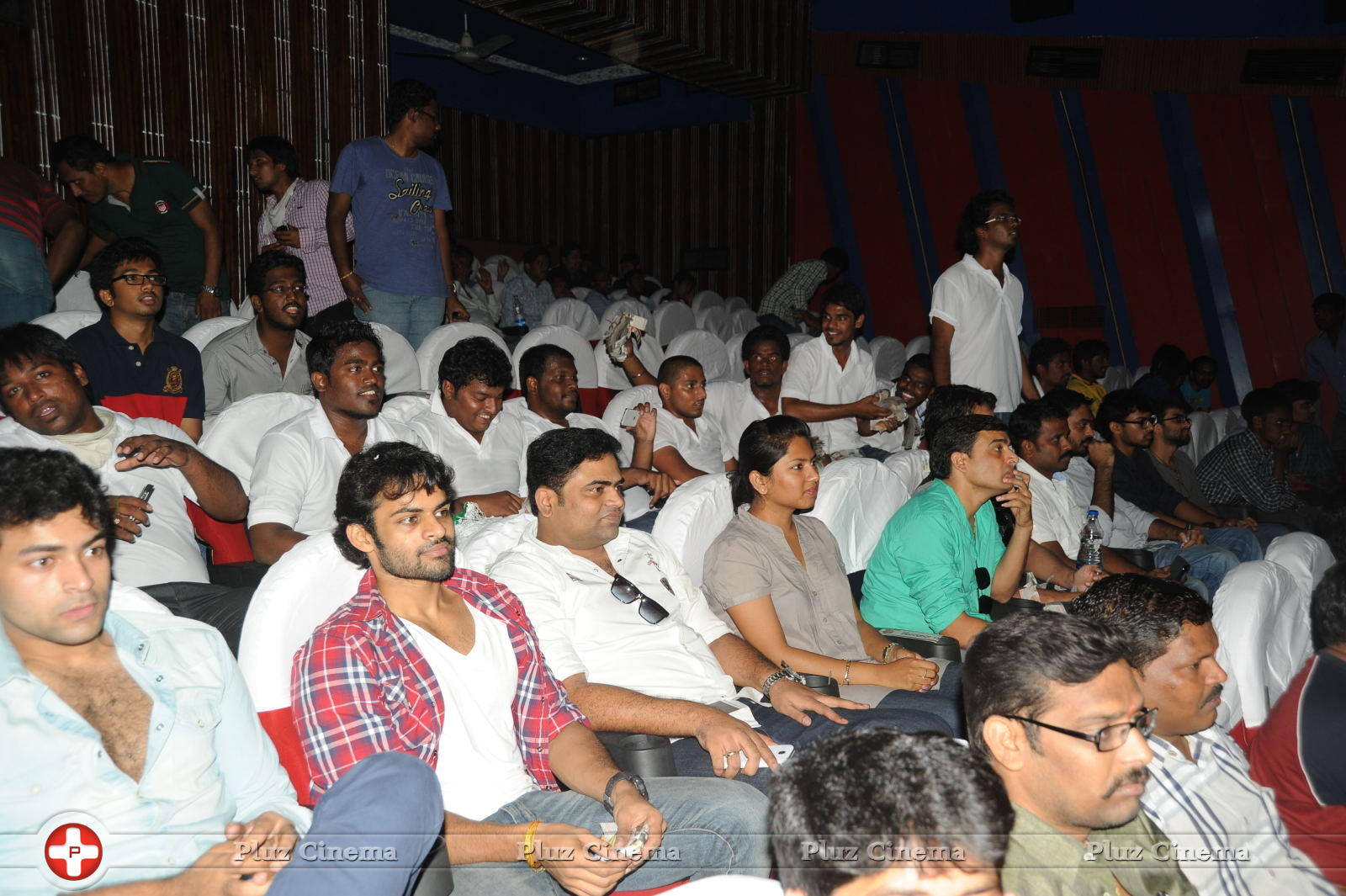 Attarintiki Daredi Fans Hungama At Sreeramulu Theatre Photos | Picture 586412