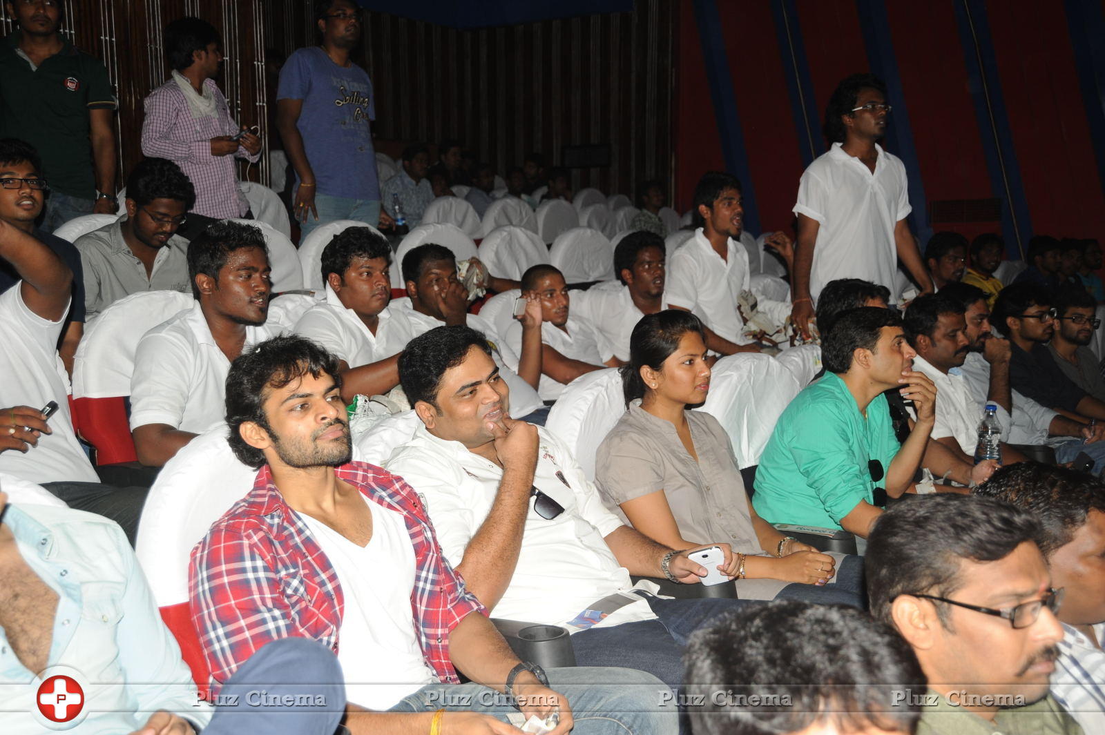 Attarintiki Daredi Fans Hungama At Sreeramulu Theatre Photos | Picture 586417