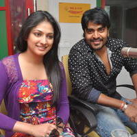 Galatta Movie Sri and Haripriya at Radio Mirchi Photos | Picture 748330