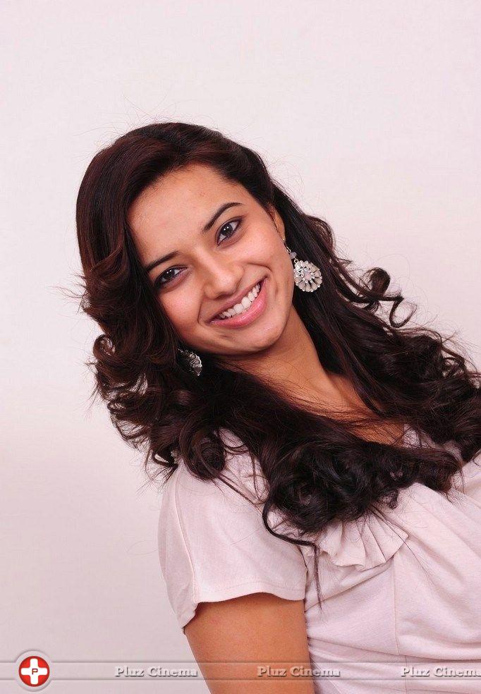 Isha Chawla New Pictures | Picture 750983