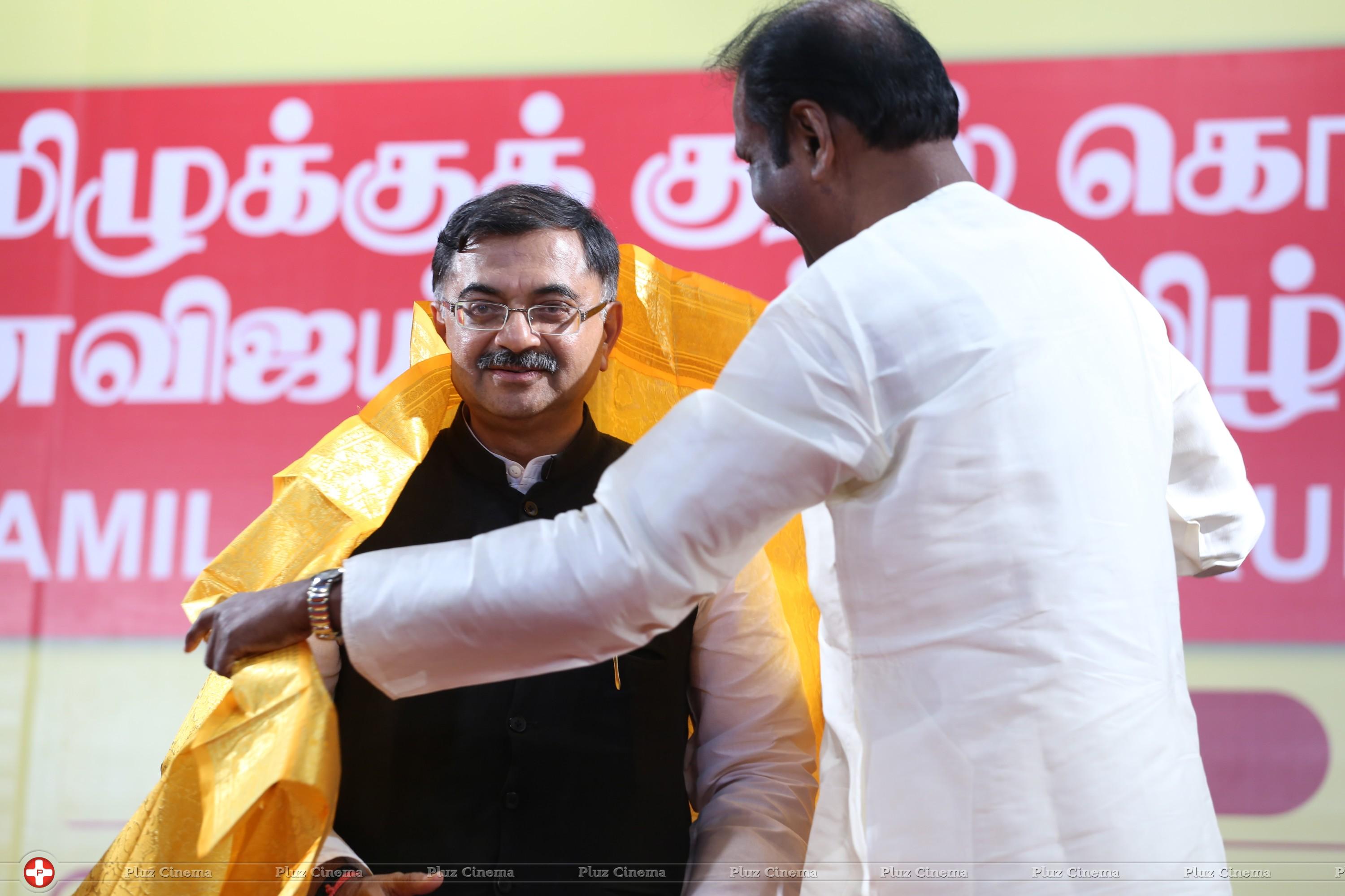 Kaviperarasu Vairamuthu felicitating Tarun Vijay MP Event Stills | Picture 867264