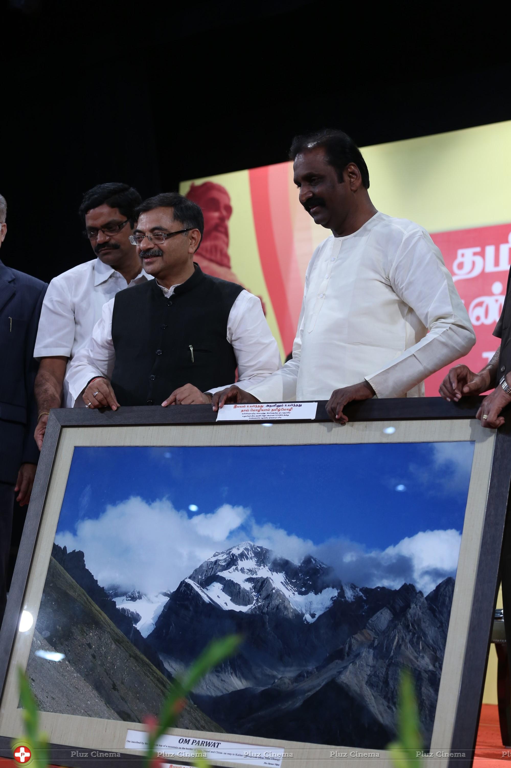 Kaviperarasu Vairamuthu felicitating Tarun Vijay MP Event Stills | Picture 867267