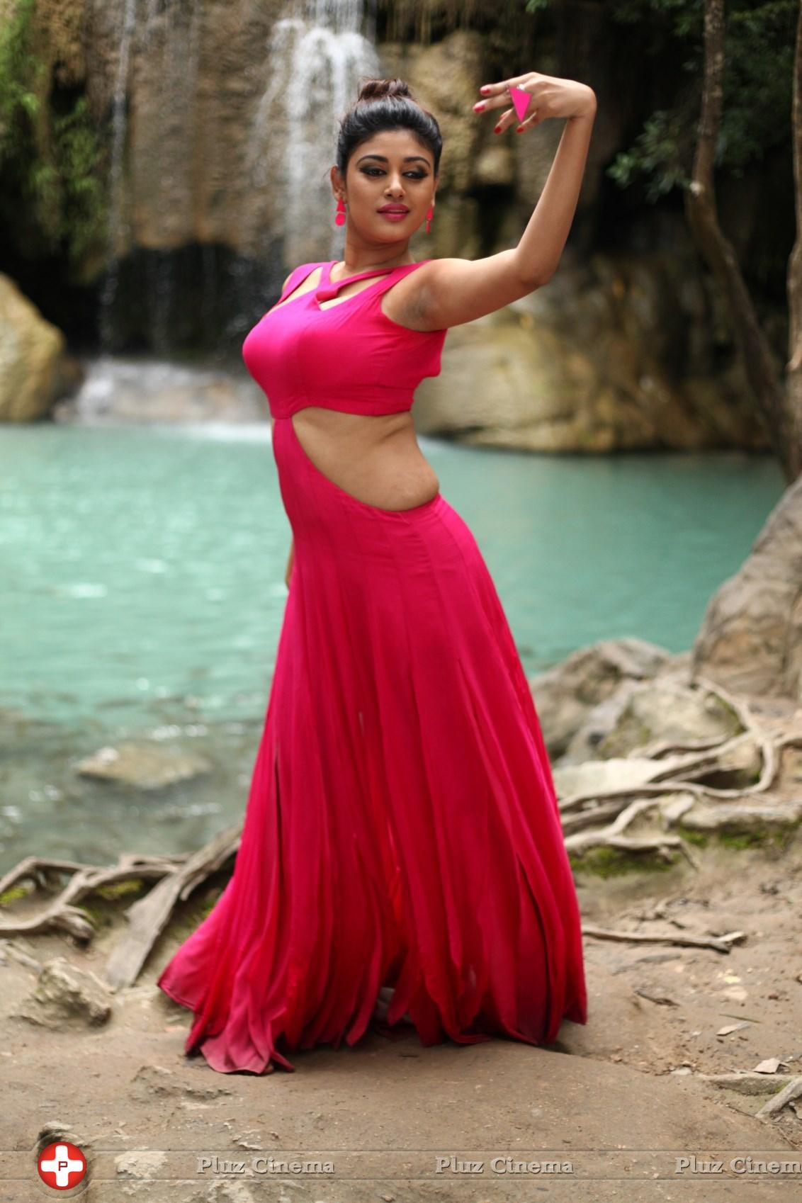 Oviya Helen - Sandamarutham Movie Photos | Picture 844034