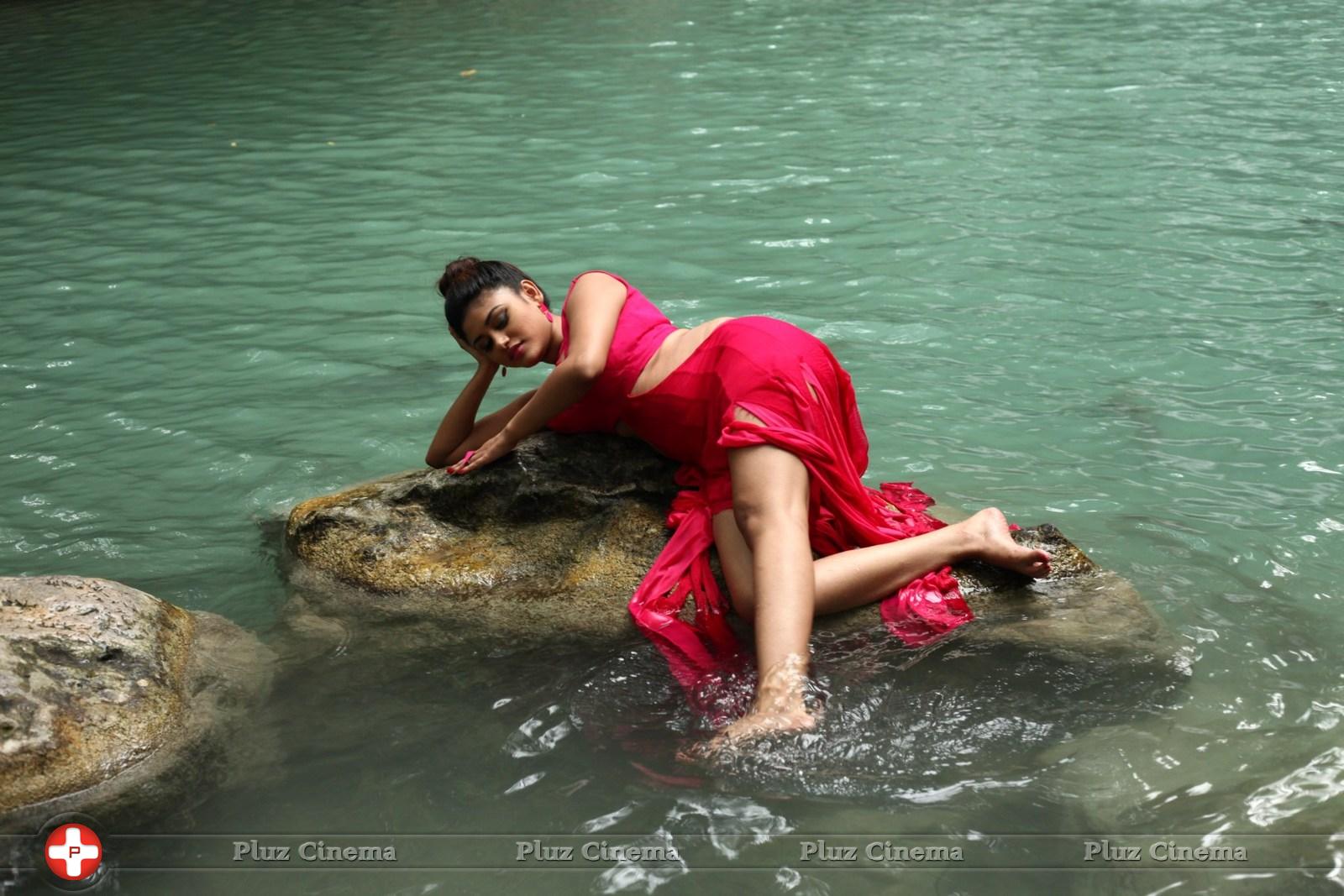 Oviya Helen - Sandamarutham Movie Photos | Picture 844039