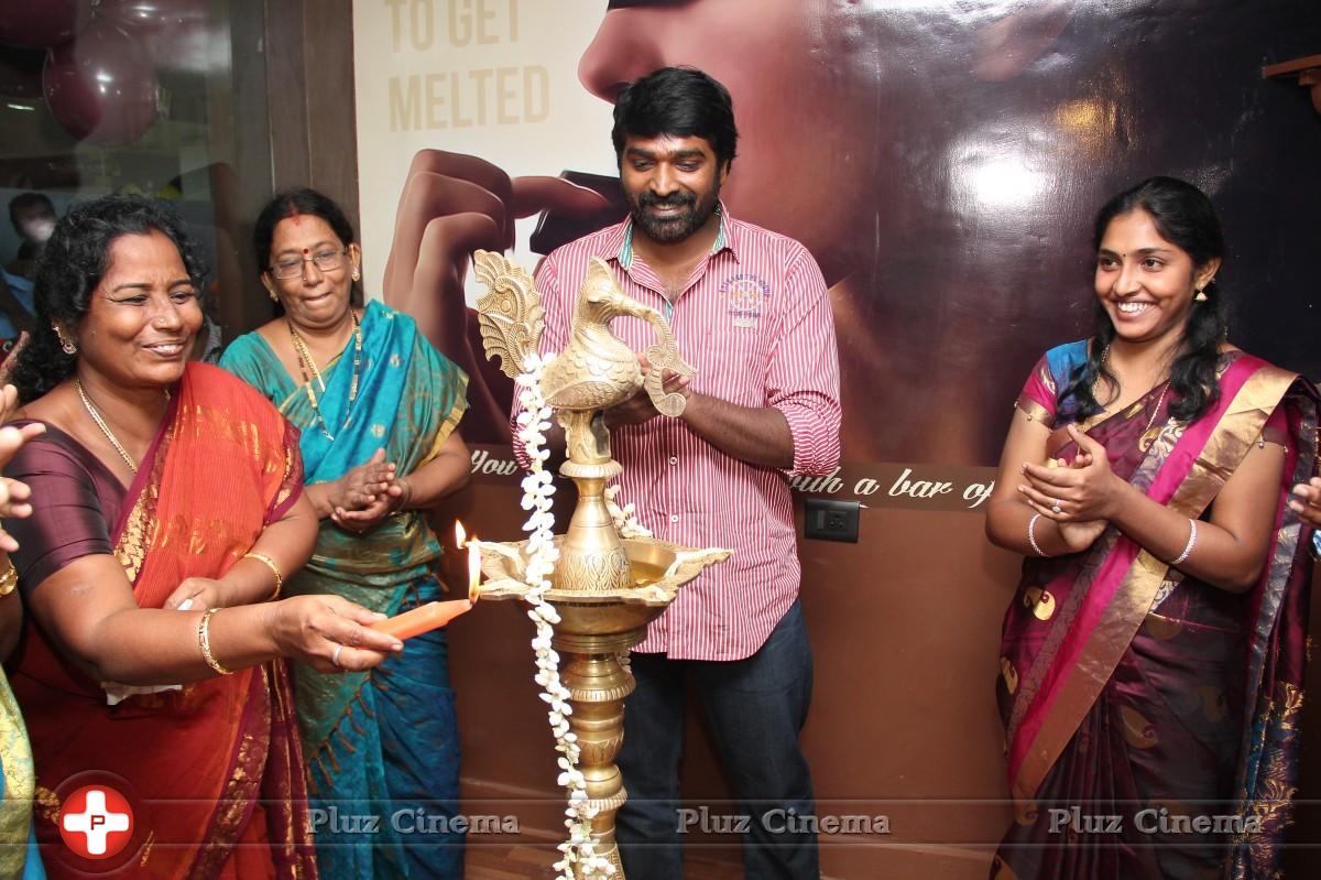 Vijay Sethupathi - Vijay Sethupathi Inaugurates Chocoholic Chocolate Bar Photos | Picture 852919