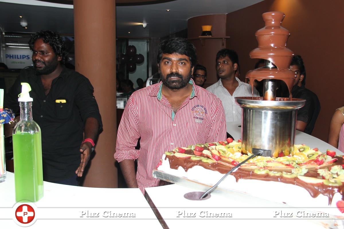 Vijay Sethupathi - Vijay Sethupathi Inaugurates Chocoholic Chocolate Bar Photos | Picture 852924