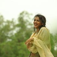 Sruthi Hariharan - Nerungi Vaa Muthamidathe Movie Stills