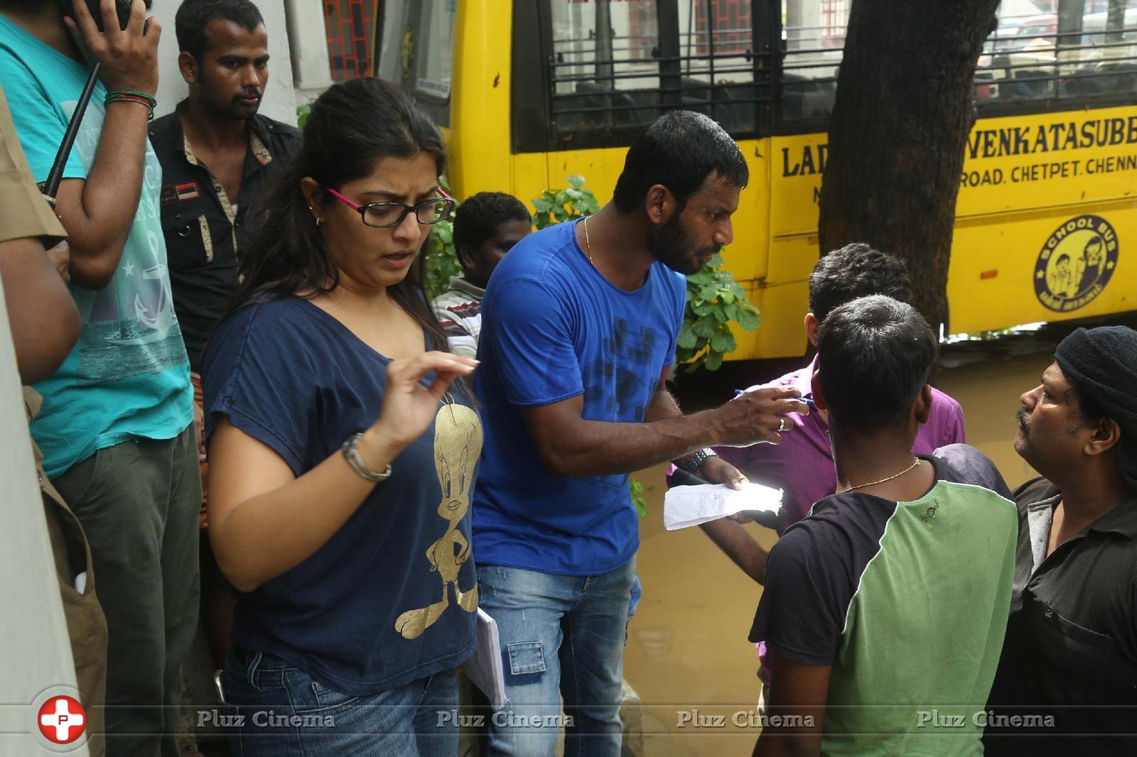 Hero Vishal supplying food packets and Water Photos | Picture 1172100