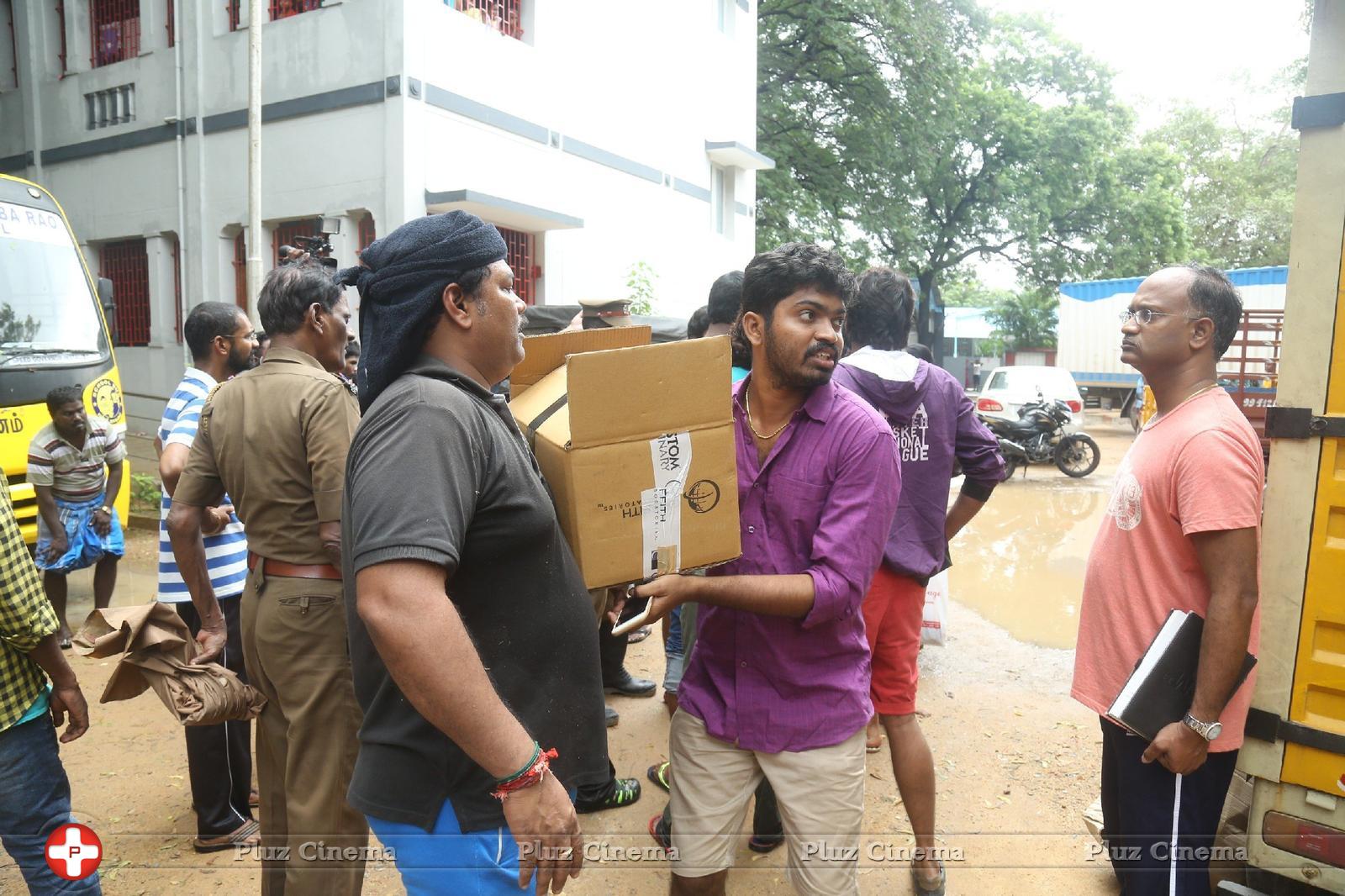 Hero Vishal supplying food packets and Water Photos | Picture 1172102