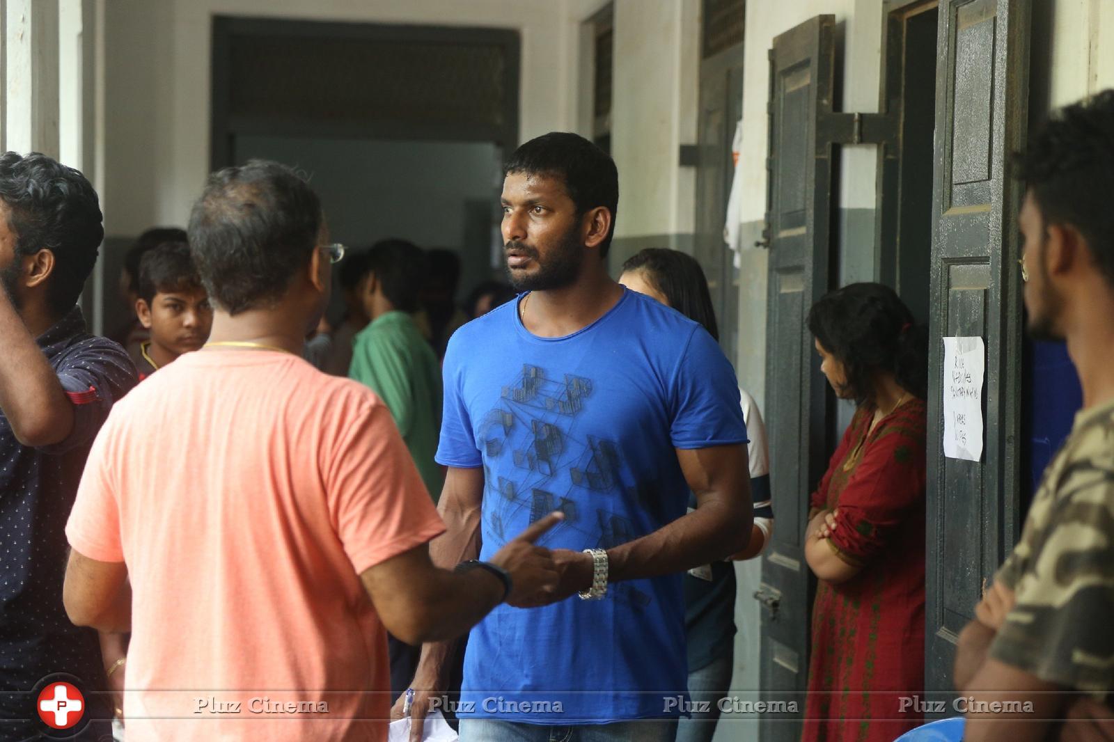 Hero Vishal supplying food packets and Water Photos | Picture 1172109