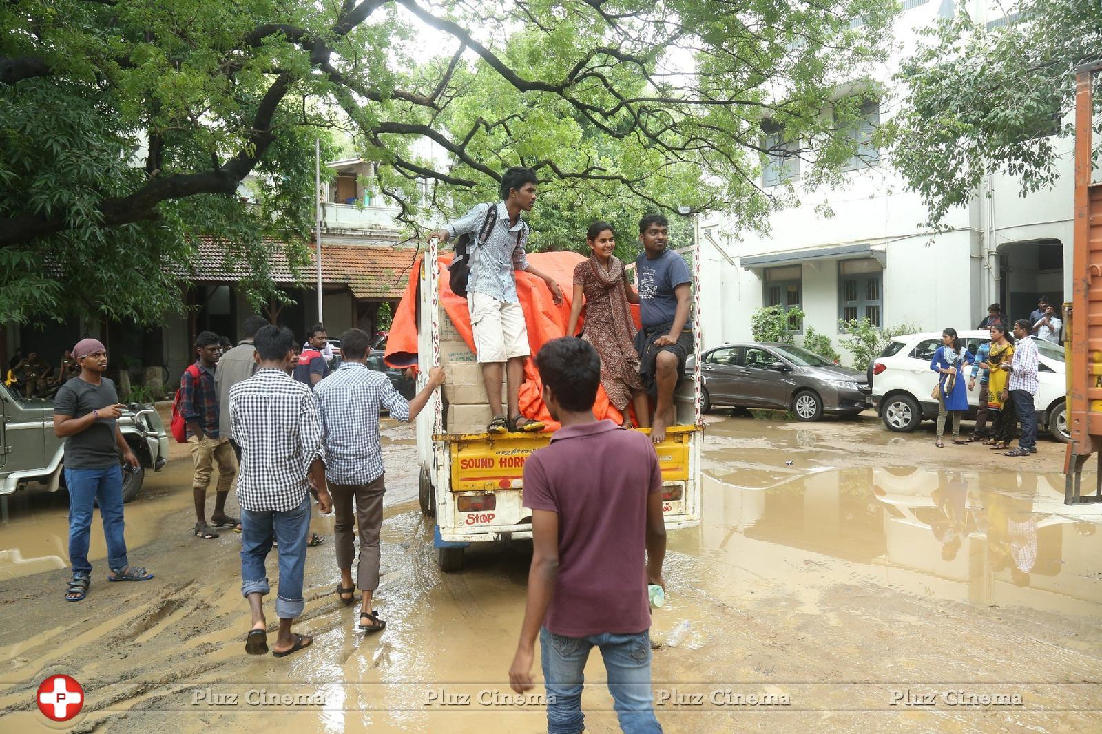 Hero Vishal supplying food packets and Water Photos | Picture 1172110