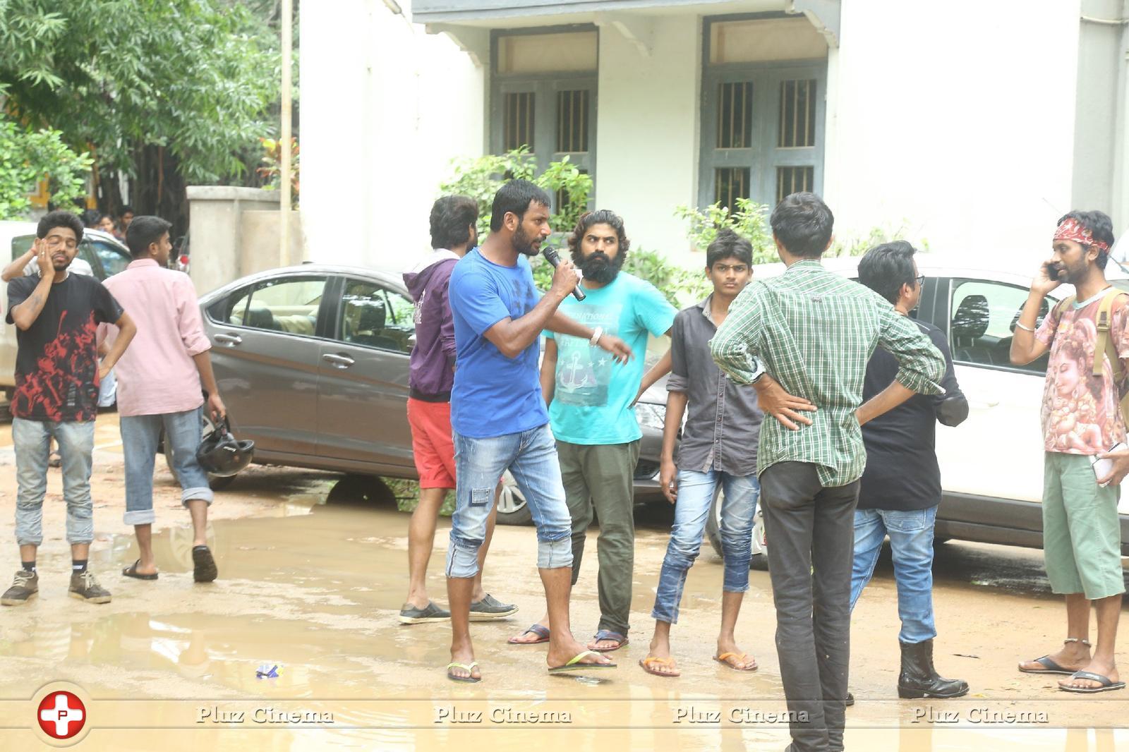 Hero Vishal supplying food packets and Water Photos | Picture 1172111