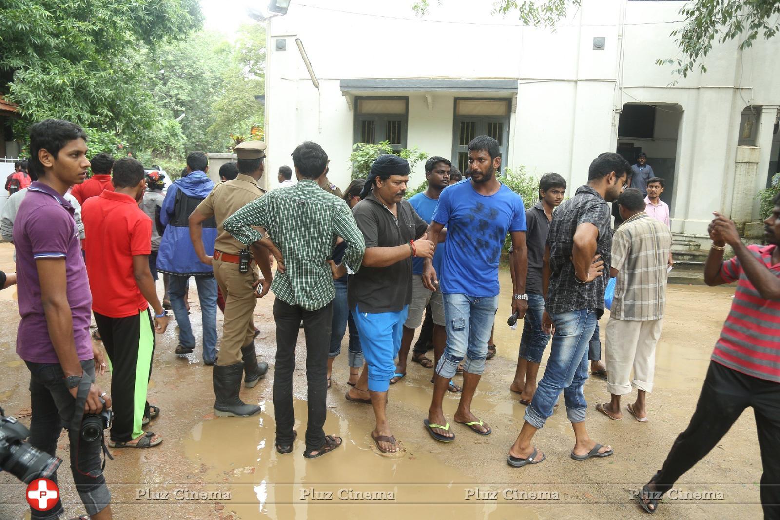 Hero Vishal supplying food packets and Water Photos | Picture 1172113