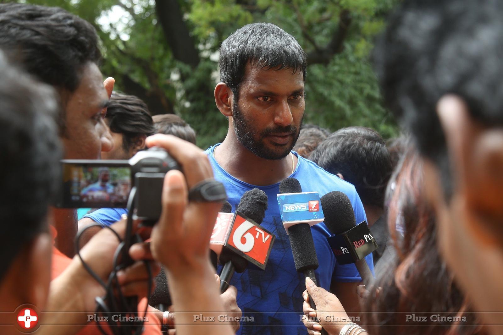 Hero Vishal supplying food packets and Water Photos | Picture 1172114